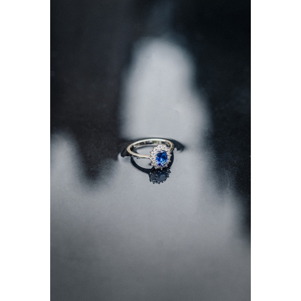 Bague Océan en argent 925 rhodié avec pierre bleue ovale et halo d’oxydes de zirconium