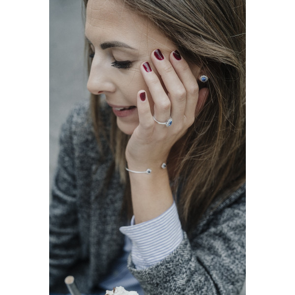 Bague Océan en argent 925 rhodié avec pierre bleue ovale et halo d’oxydes de zirconium - vue portée