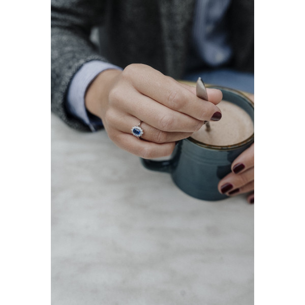 Bague Océan en argent 925 rhodié avec pierre bleue ovale et halo d’oxydes de zirconium - vue portée