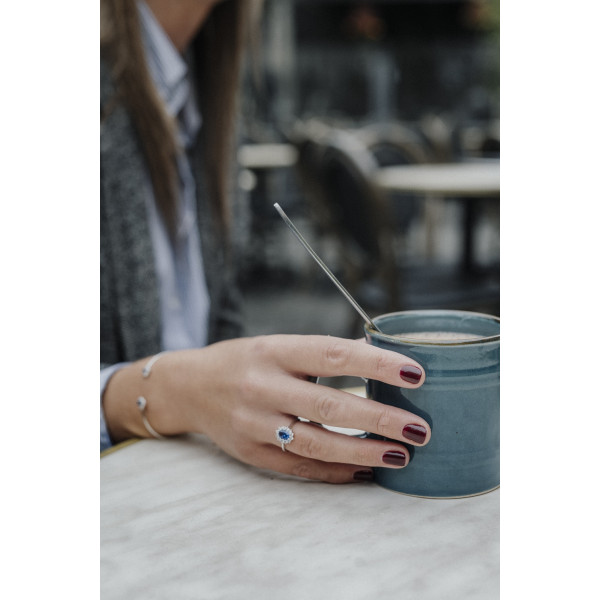 Bague Océan en argent 925 rhodié avec pierre bleue ovale et halo d’oxydes de zirconium - vue portée