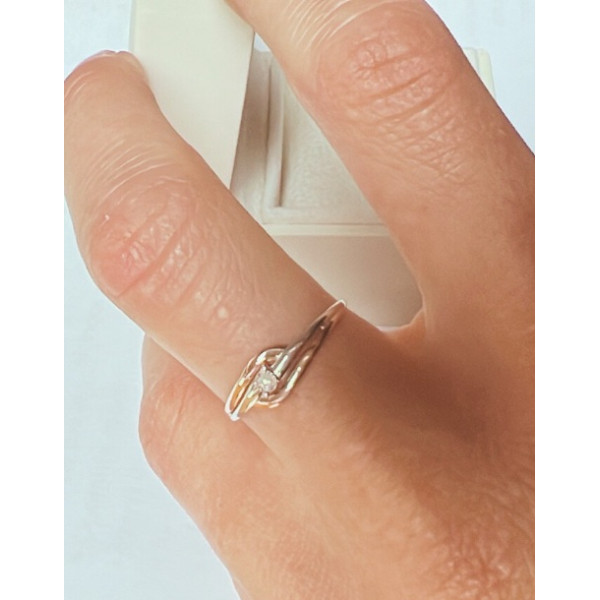 Bague diamant or 375, idée cadeau femme élégante. Bague diamant or 375, idée cadeau femme élégante.