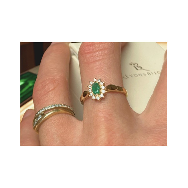Bague émeraude et oxydes de zirconium en or jaune 375 – vue portée Bague émeraude et oxydes de zirconium en or jaune 375 – vue portée