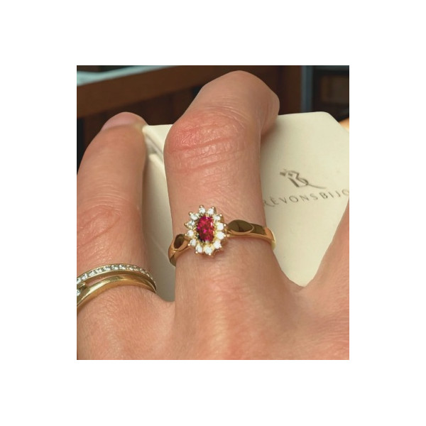 Bague rubis et oxydes de zirconium en or jaune 375 – vue portée Bague rubis et oxydes de zirconium en or jaune 375 – vue portée
