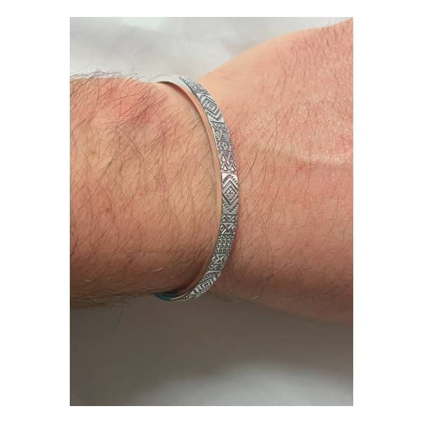 Bracelet demi-jonc homme en argent avec motif aztèque - vue portée Bracelet demi-jonc homme en argent avec motif aztèque - vue portée