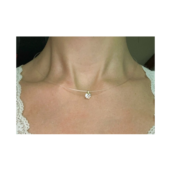 Vue portée du collier or 375 avec oxyde de zirconium sur fil transparent Vue portée du collier or 375 avec oxyde de zirconium sur fil transparent