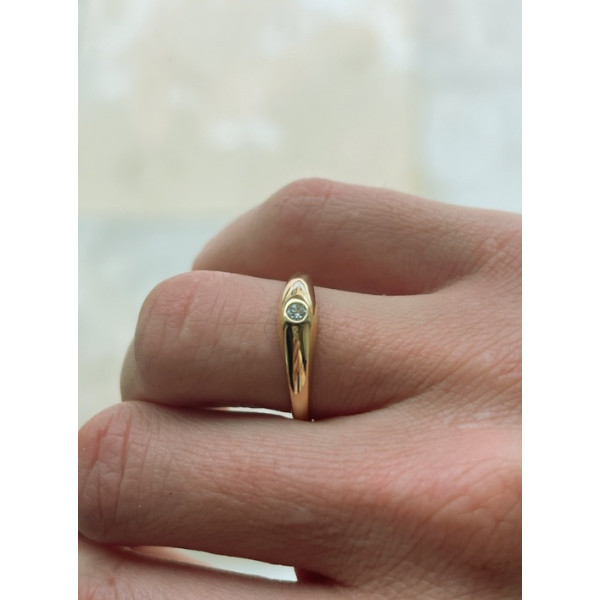 Bijou or 18k avec diamant 0.08ct – vue portée Bijou or 18k avec diamant 0.08ct – vue portée