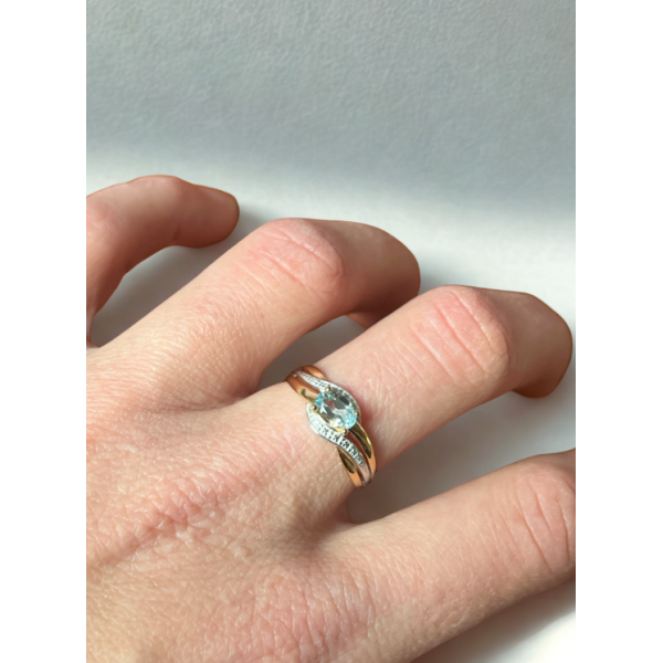 Bague or jaune rhodié avec topaze pastel – vue portée Bague or jaune rhodié avec topaze pastel – vue portée
