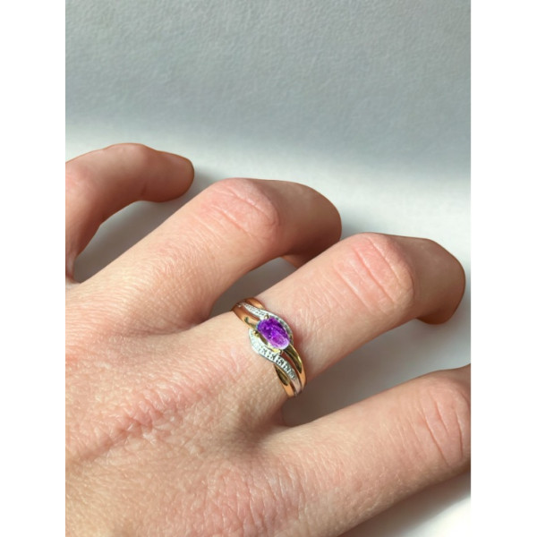 Bague or jaune rhodié avec améthyste pastel – vue portée Bague or jaune rhodié avec améthyste pastel – vue portée