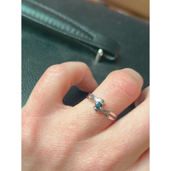 Bague or blanc 750 avec saphir noir rond - vue portée Bague or blanc 750 avec saphir noir rond - vue portée