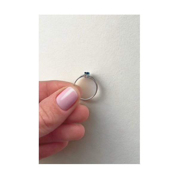 Bague or blanc 750 avec saphir noir rond Bague or blanc 750 avec saphir noir rond