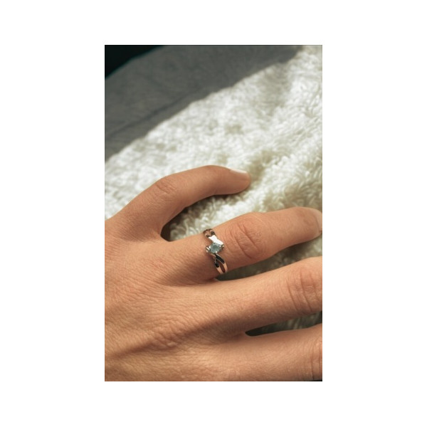 Bague or blanc 375 avec émeraude - vue portée Bague or blanc 375 avec émeraude - vue portée