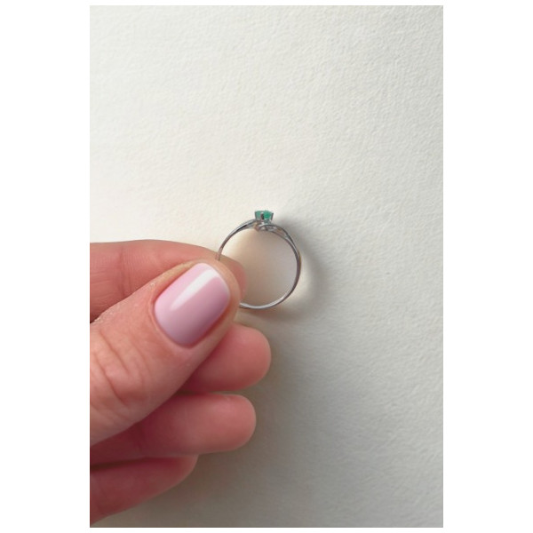 Bague or blanc 375 avec émeraude Bague or blanc 375 avec émeraude