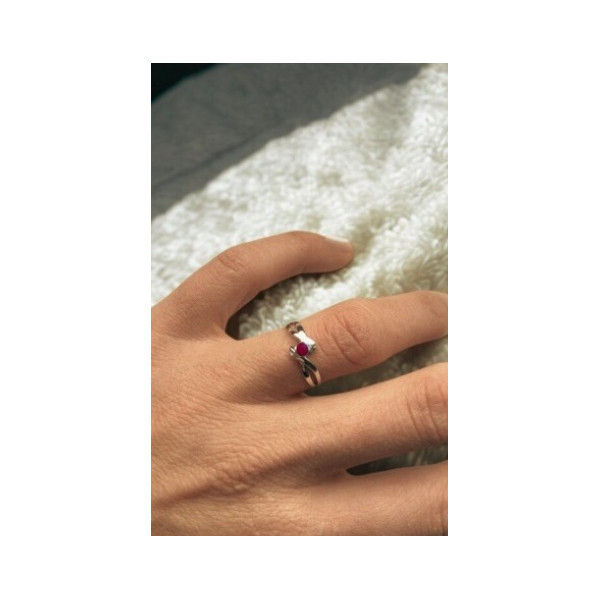 Bague or blanc 375 avec rubis - vue portée Bague or blanc 375 avec rubis - vue portée