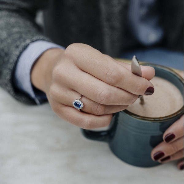 Bague Océan en argent 925 rhodié avec pierre bleue ovale et halo d’oxydes de zirconium - vue portée