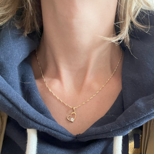 Pendentif cœur en or jaune 375 avec oxyde de zirconium scintillant - vue portée