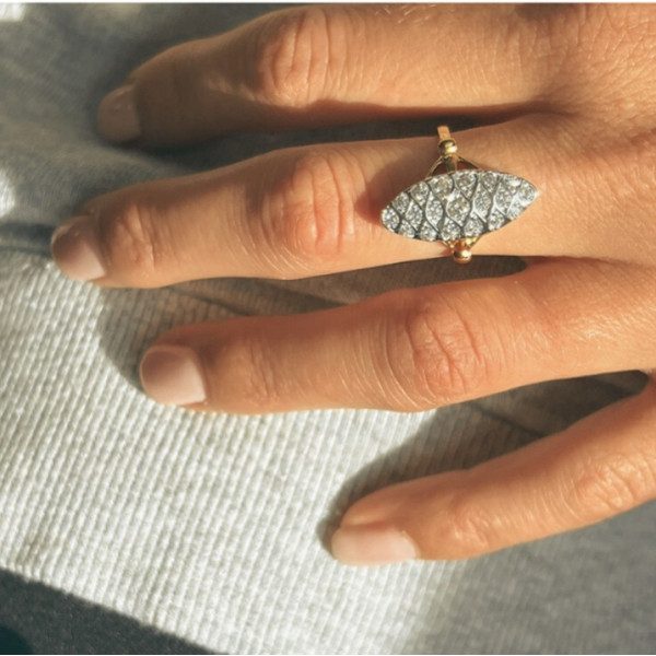 Bague marquise en or jaune 750 avec 0.21 ct de diamants - vue portée Bague marquise en or jaune 750 avec 0.21 ct de diamants - vue portée