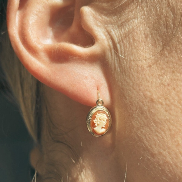 Boucles d'oreilles brisu camées Or Jaune 750 - vue portée