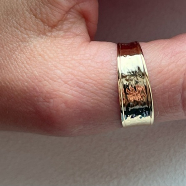 Bague froissée en or jaune 375 - vue portée Bague froissée en or jaune 375 - vue portée