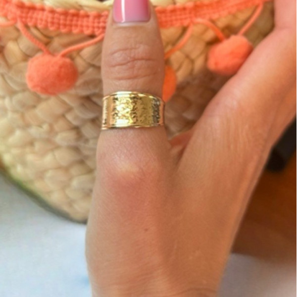 Bague froissée large en or jaune 375 Bague froissée large en or jaune 375
