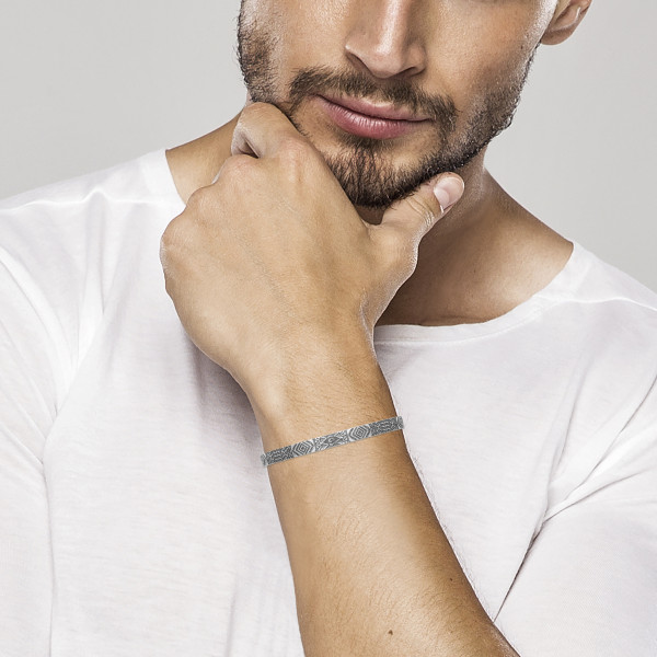 Bracelet demi-jonc homme en argent avec motif aztèque - vue portée Bracelet demi-jonc homme en argent avec motif aztèque - vue portée
